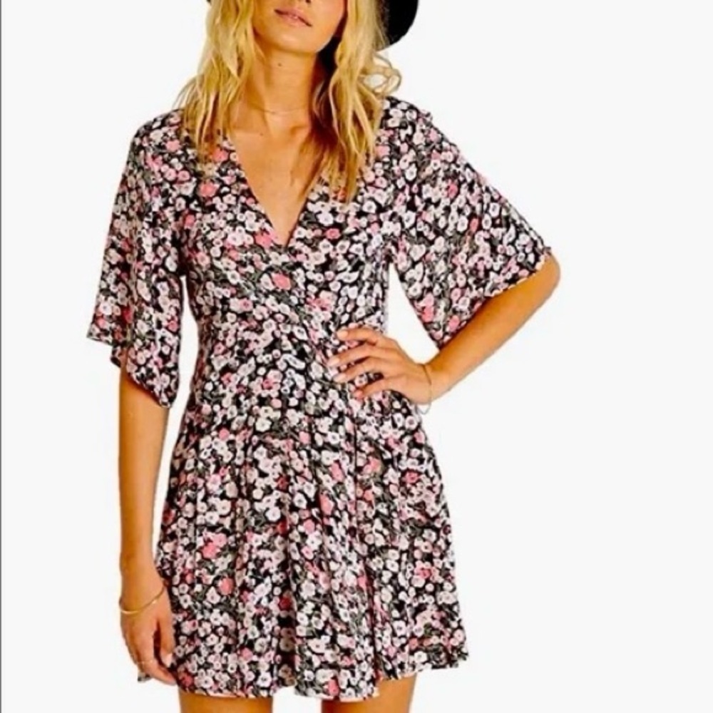 🦋 Billabong Black & Pink Floral V Neck Open Back Lightweight Mini Wrap Sun Dress